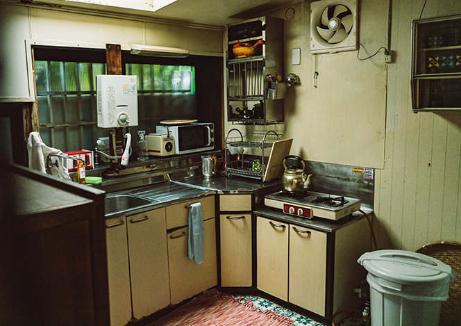 behind_kitchen